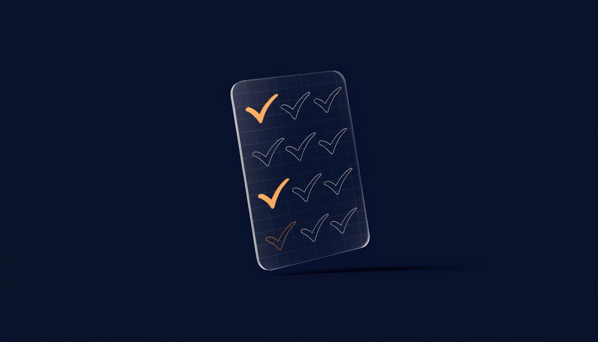 Checklist abstracta con marcas naranja sobre fondo navy