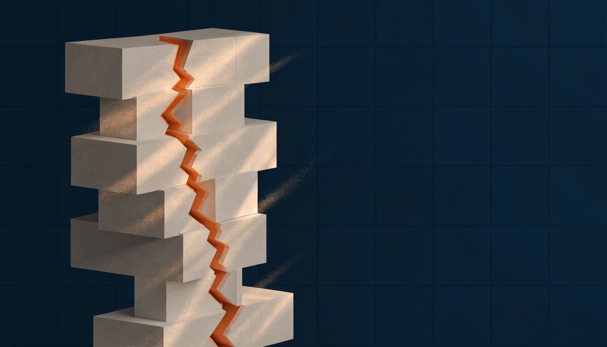 Torre de bloques inestable con una grieta naranja sobre fondo navy