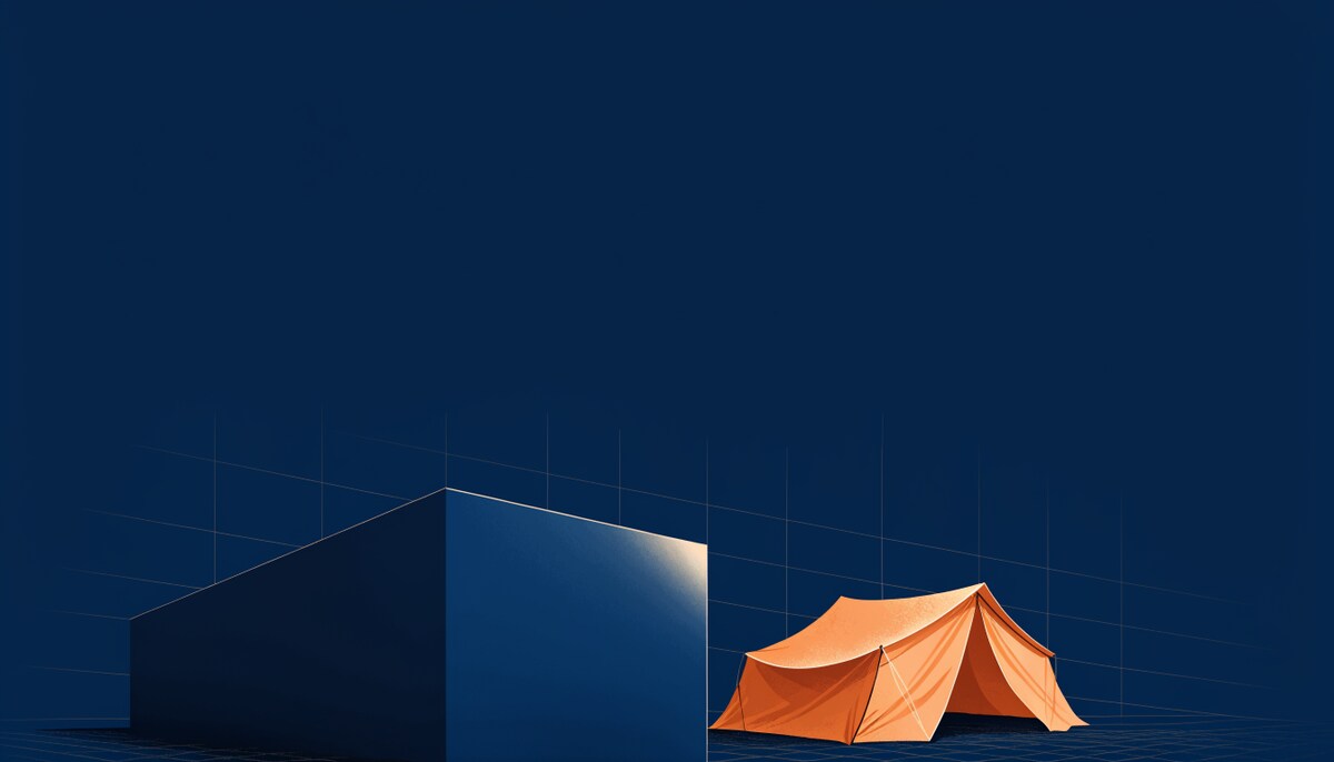 Edificio sólido navy junto a una carpa naranja desmontable, sobre fondo navy