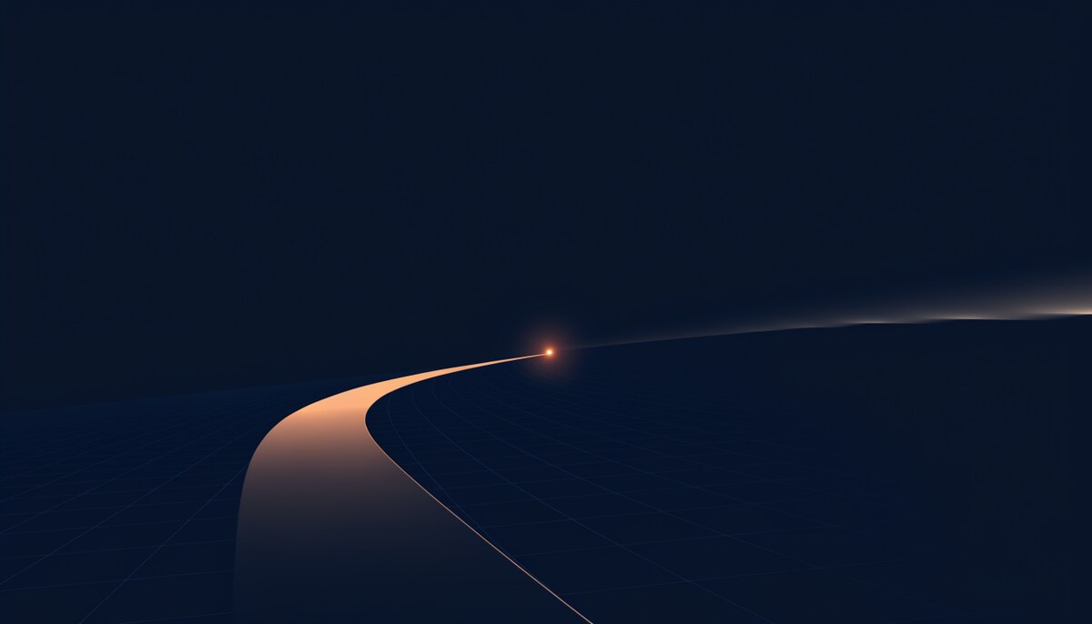 Carretera en curva ascendente con un faro naranja en marcha sobre navy