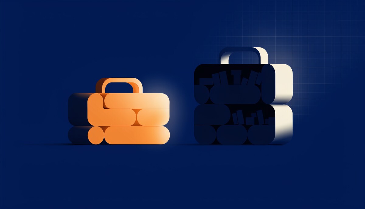 Dos cajas de herramientas: la naranja compacta y completa, la navy enorme y medio vacía